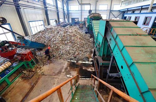 11月13日,工人在唐山海港经济开发区垃圾无害化处理项目塑料颗粒生产